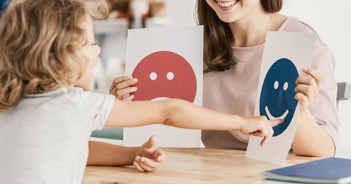 Barn som väljer en glad smiley bild av vuxen som ler. 