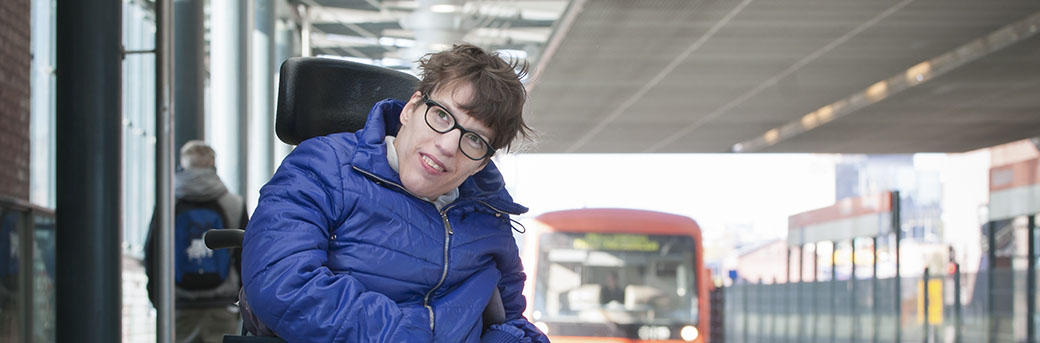 Kvinna i rullstol i urban miljö.