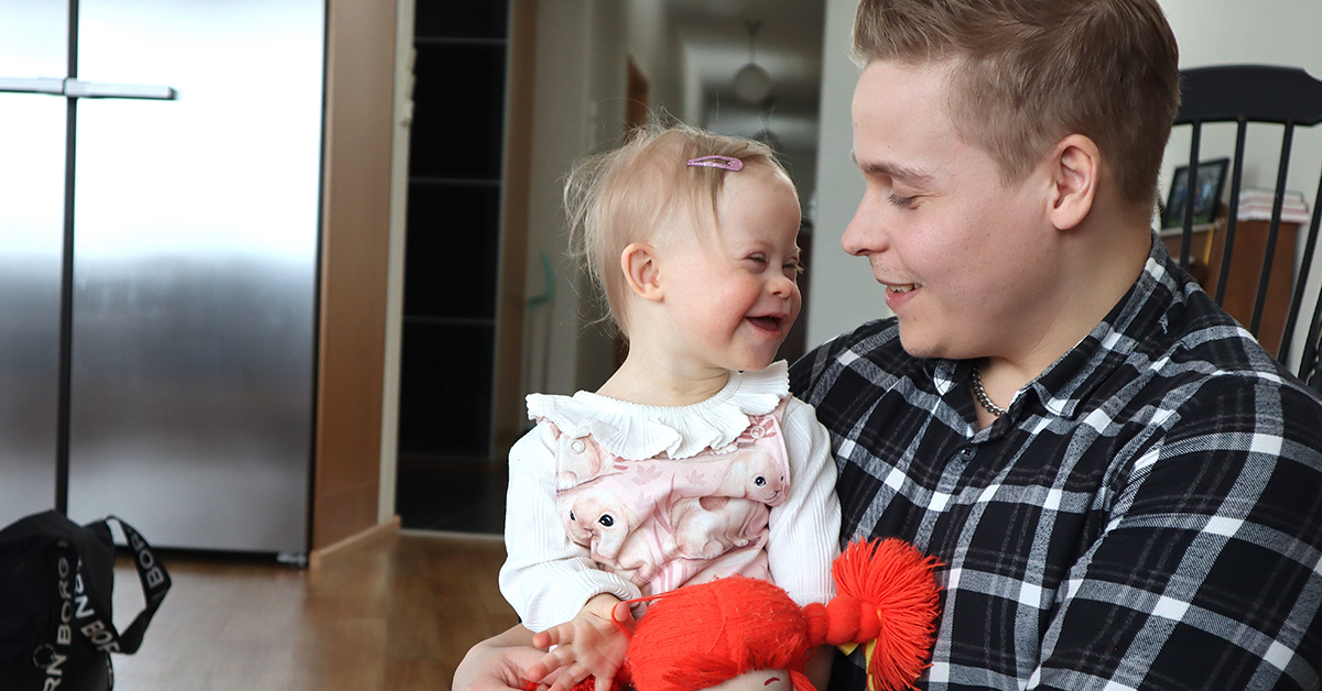Jens Mård ler mot sin dotter Saga som sitter i hans famn.