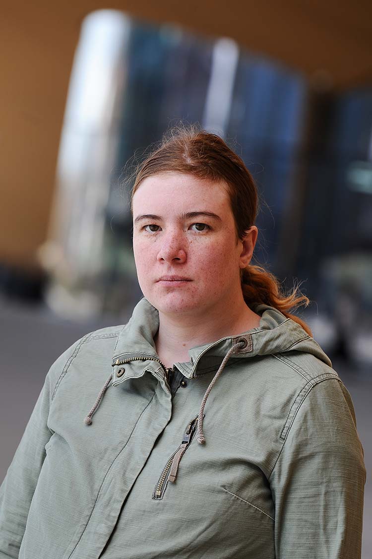 Andrea Westerlund med rock utomhus - vertikalt foto.