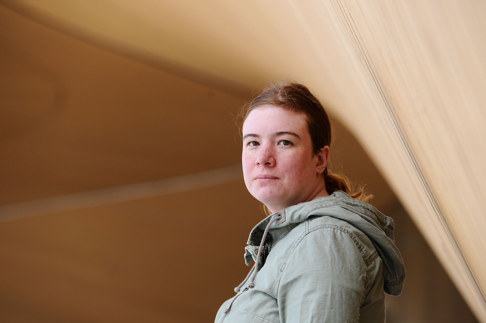 Andrea Westerlund med rock utomhus- horisontellt foto.