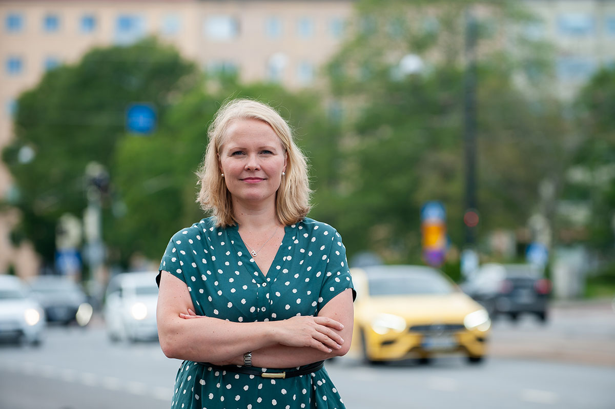 Annette Tallberg-Haahtela i stadsmiljö och allvarlig min - horisontellt foto.