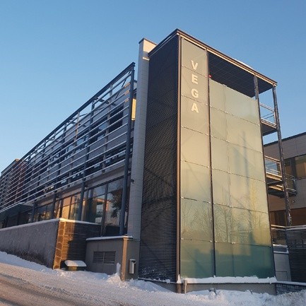 Ett stort hus med texten Vega på fasaden.