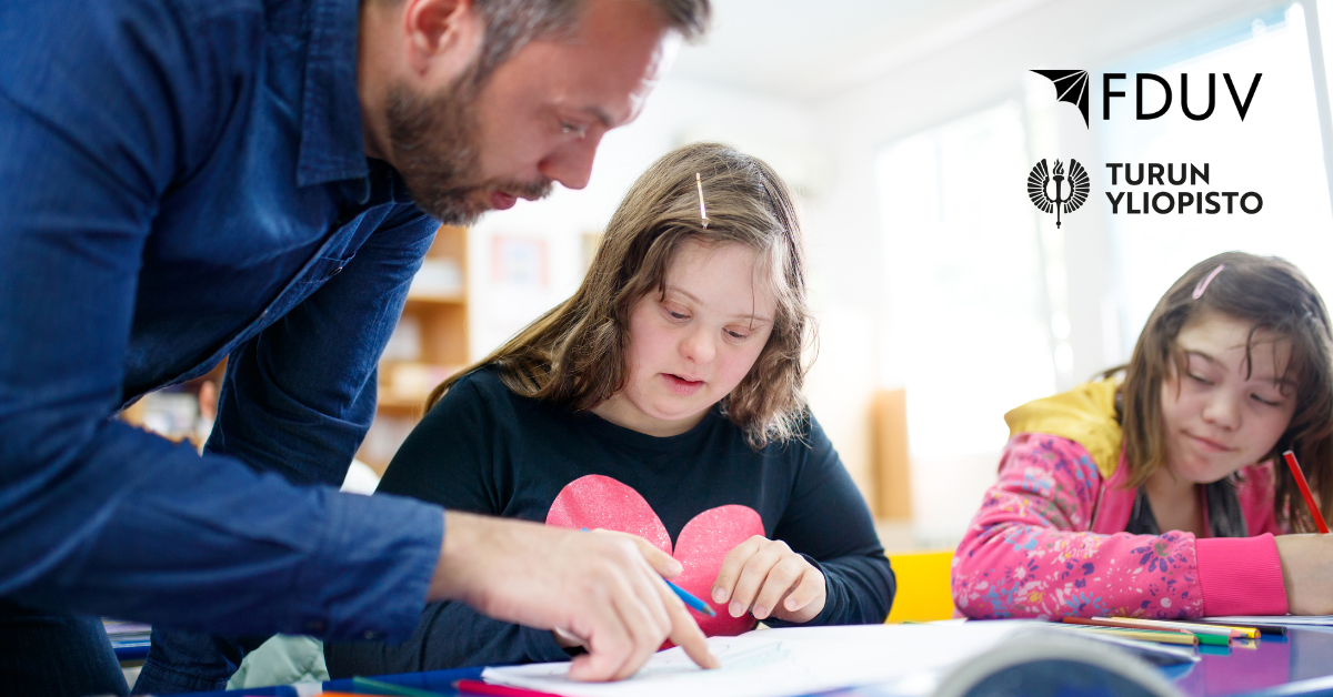 Lärare hjälper studernade med Downs syndrom. FDUV:s och Turun Yliopistos logon.