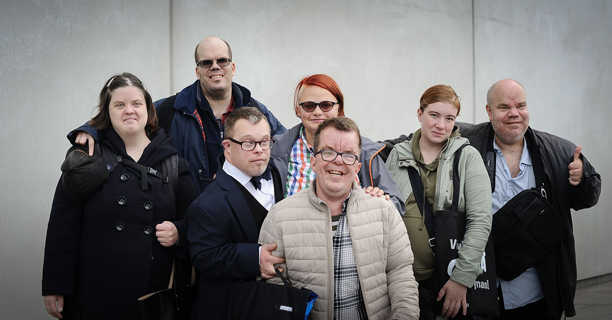 En grupp personer med synliga och osynliga funktionsnedsättningar.