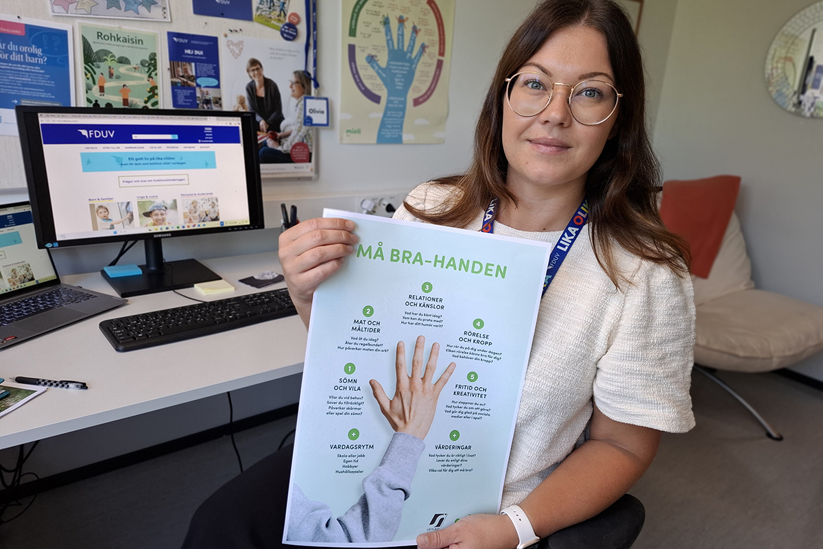 Olivia Sandström med Må bra-handen som affisch.