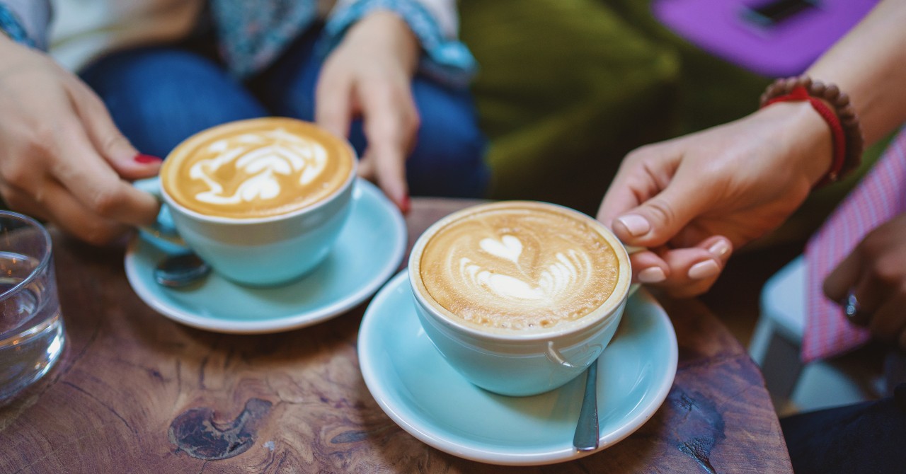 samvaro kring kaffekopp.