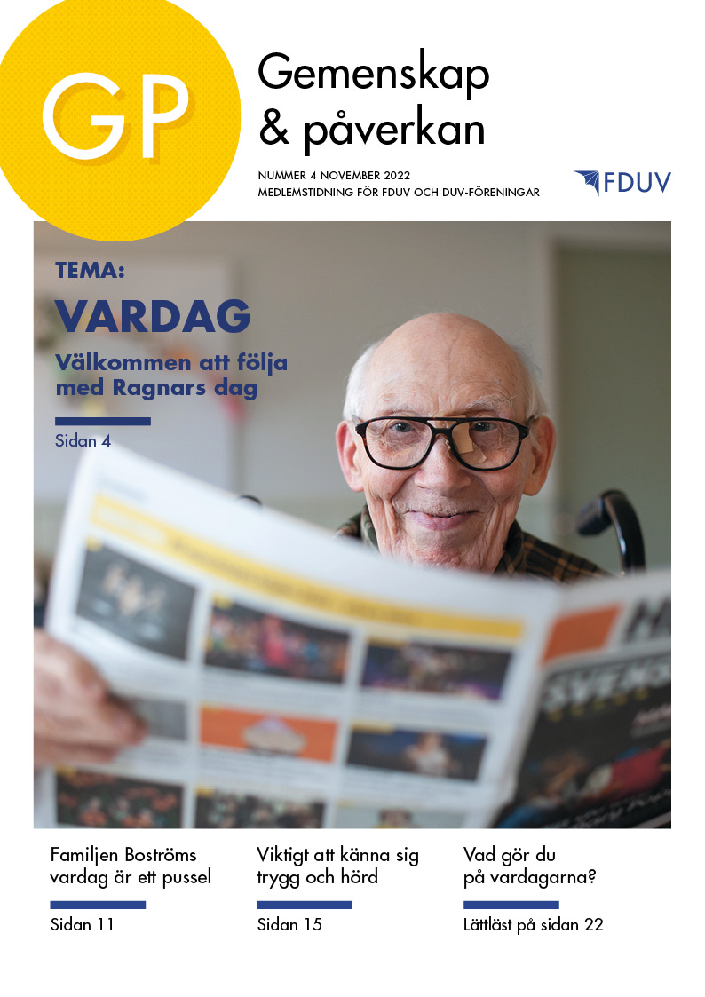 GP 4/2022 tema: vardag, på pärmen foto på äldre man i rullstol och med glasögon som läser Hufvudstadsbladet.