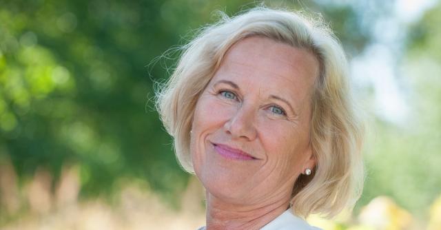 Porträtt på Lisbeth Hemgård i somrig miljö.