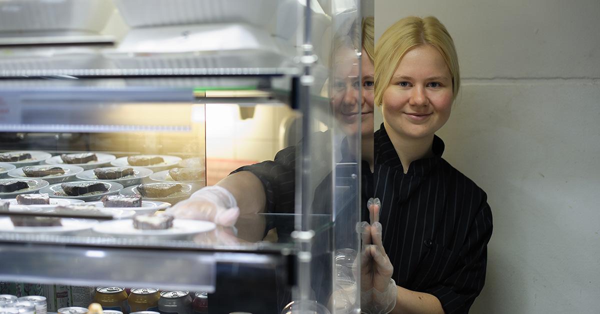 Catharina Stude bakom en matdisk. 