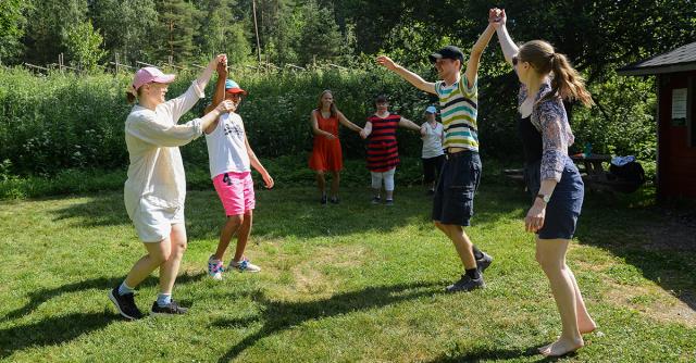 Personer som dansar ute i naturen.