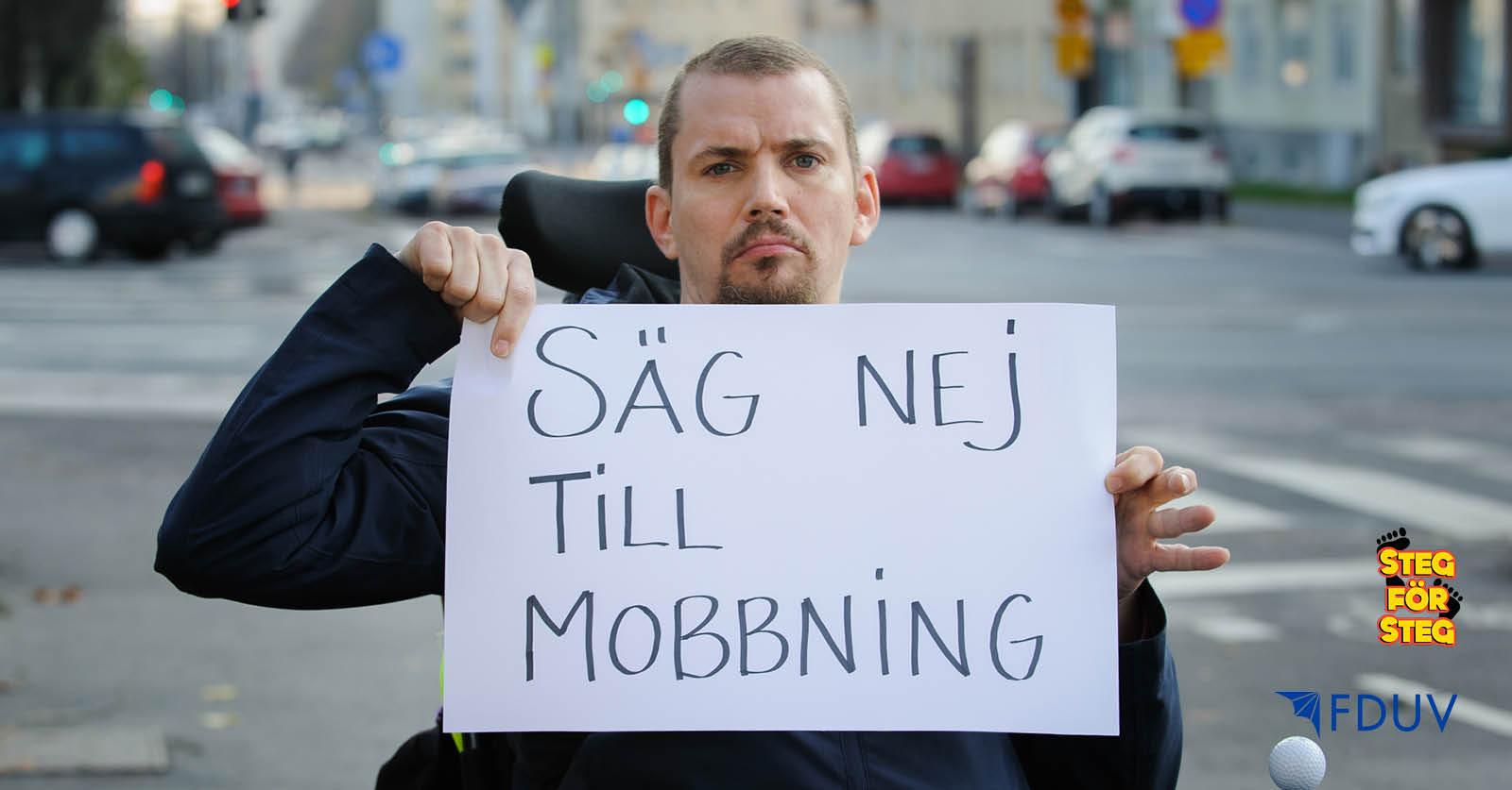 Person i rullstol håller ett plakat med texten säg nej till mobbning. FDUV:s och Steg för Stegs logon.