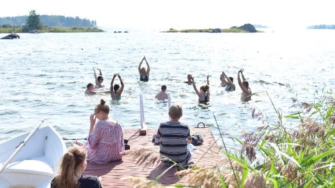 Många lägerdeltagare simmar i havet.