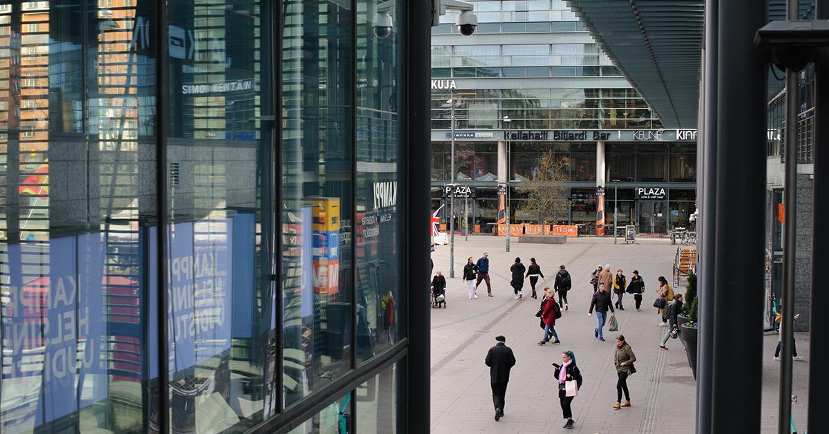 Människor på torget vid Kampen i Helsingfors.