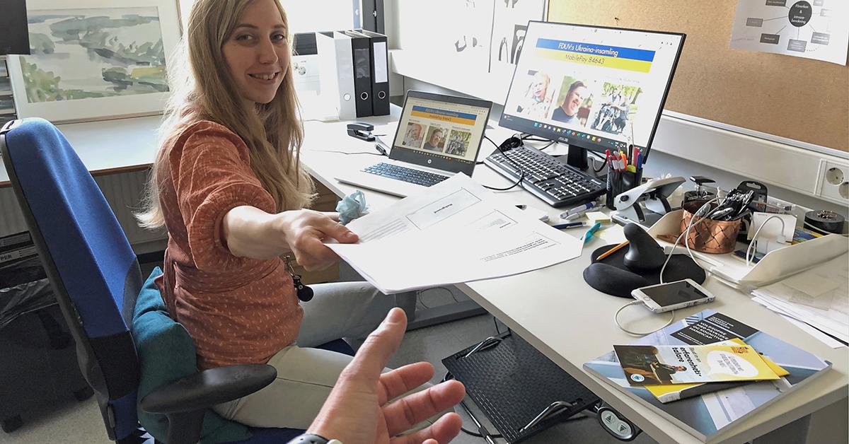 Vanessa Westerlund vid sitt skrivbord på FDUV