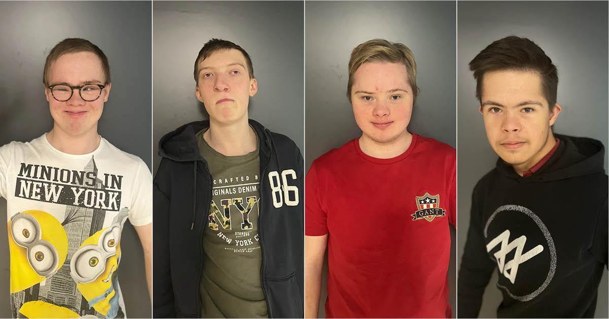 Porträtt på fyra unga vuxna män med olika funktionsnedsättningar.