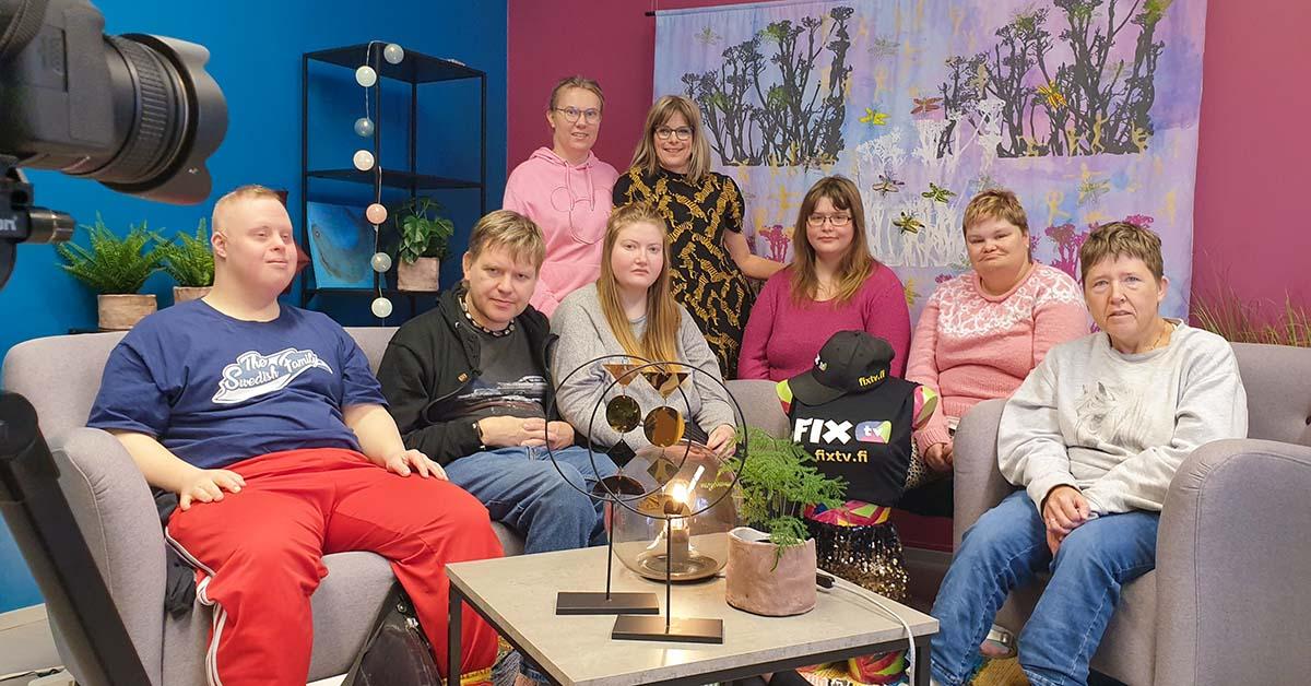 FIXtv-gänget i sin färgglada studio.