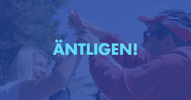 Texten äntligen och i bakgrunden två personer som gör high five.