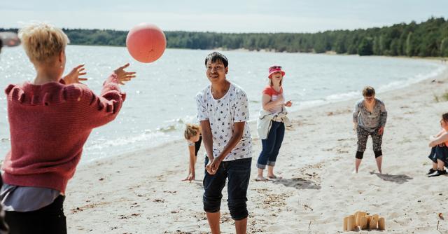 Strandelkar i solig sommarmiljö.
