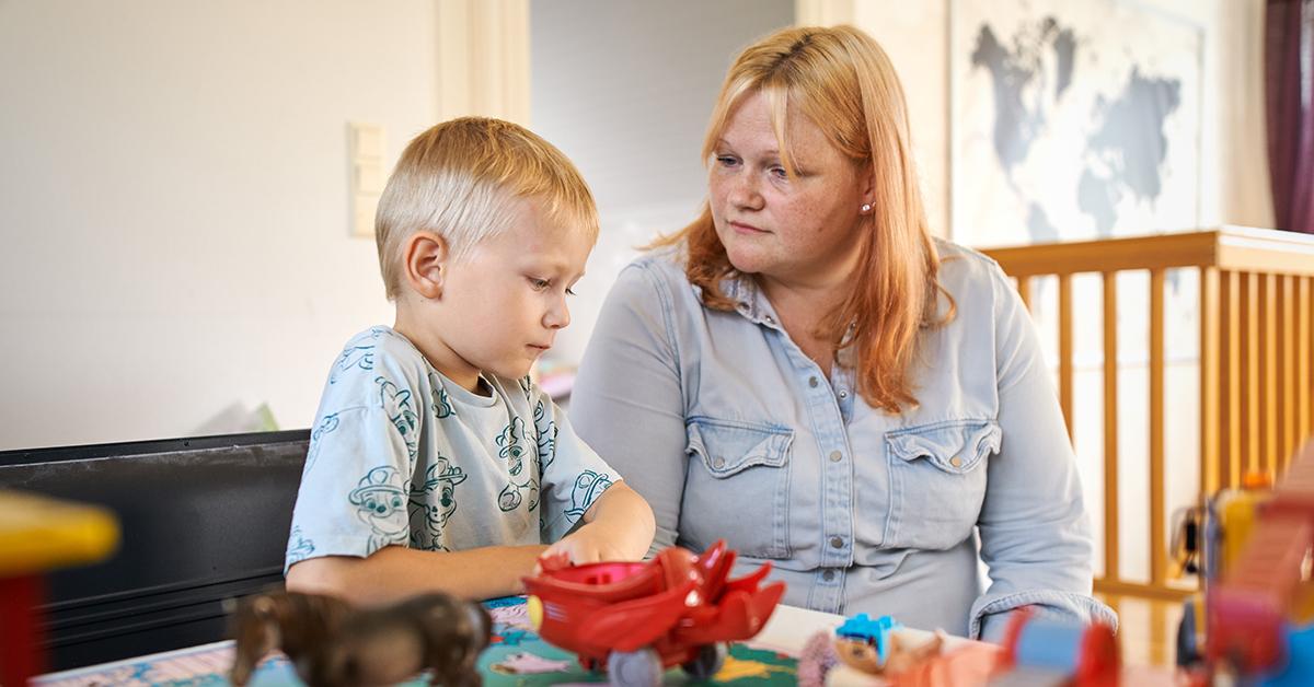 Mamma Michaela Häggblom tittar varsamt på sonen Axner.