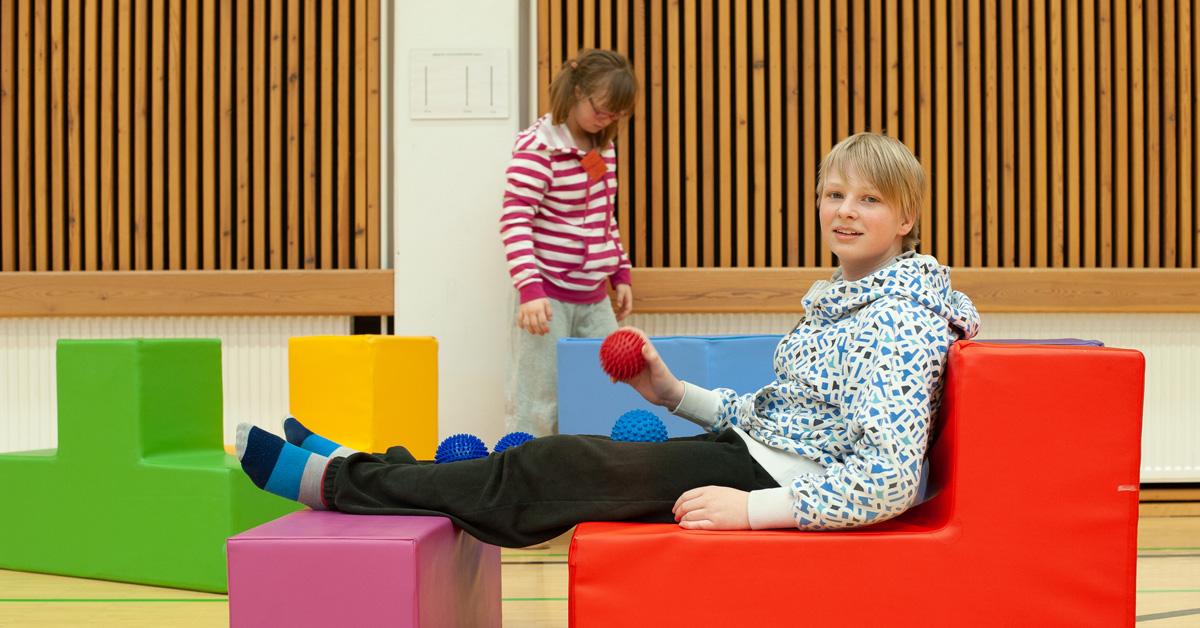 Två personer i en gymnastiksal.