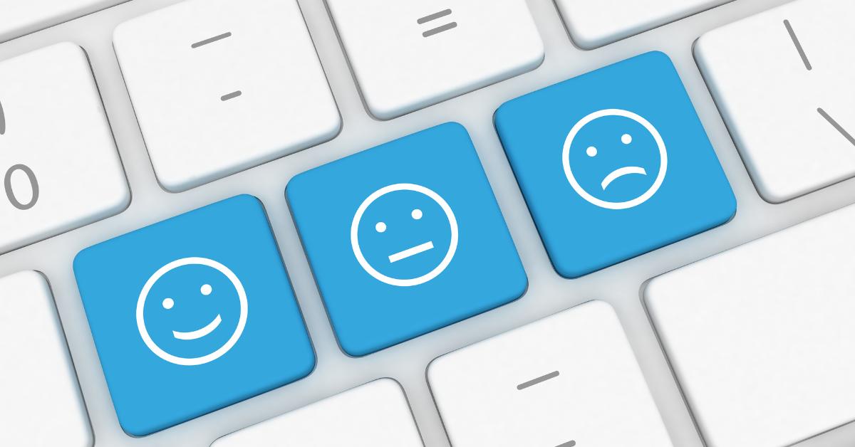 Glad, neutral och ledsen smiley på ett tangetnbord.