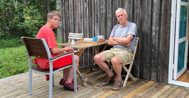 Pia och Lars-Erik brjörklund på sommarstugan.