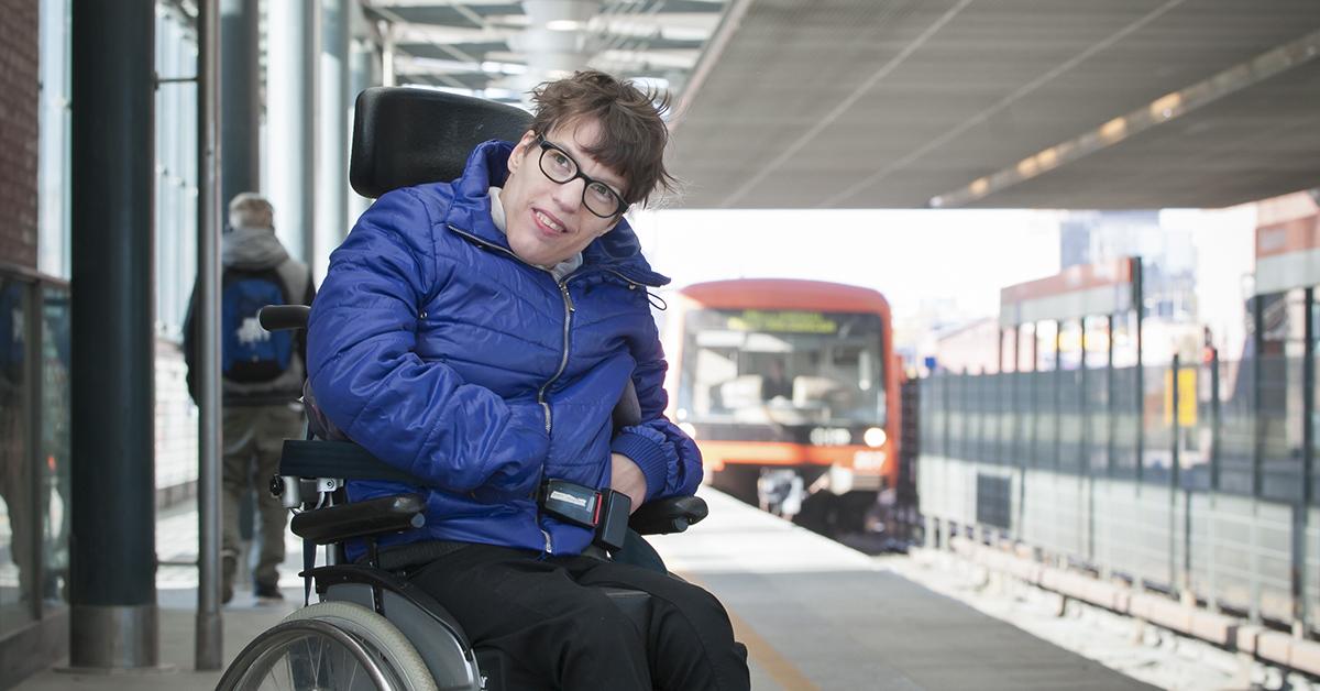 Kvinna i rullstol på metroperrongen.