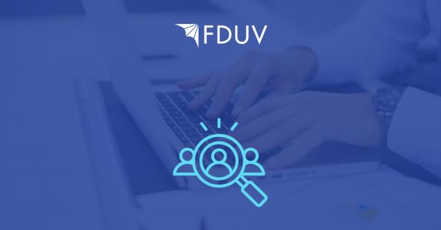 Person jobbar vid dator.