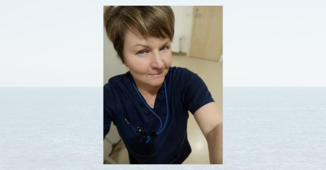 Birgitta Nygård i våradkläder. I bakgrunden annat foto med havsmotiv.