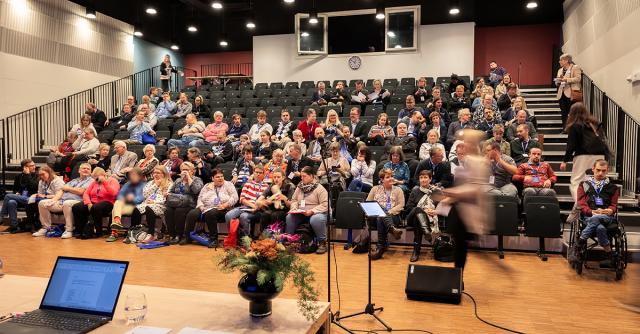 Många människor i en kongressal.