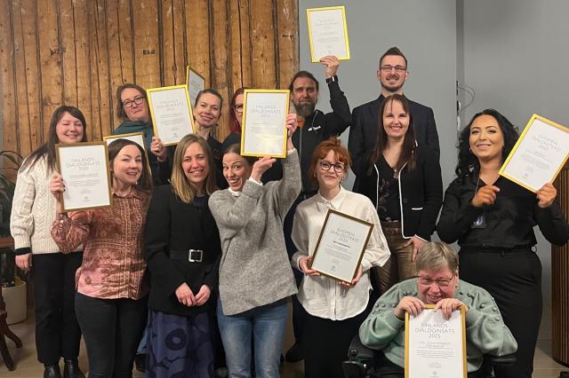 En grupp glada personer med diplom.