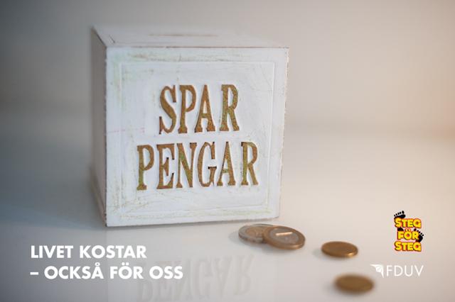 Några slantar vid en låda som det står sparpengar på och texten Livet kostar - också för oss, samt FDUVs och Steg för Stegs logon.